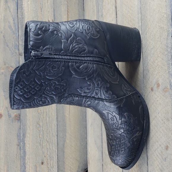 Sterling River Leather Women's Floral Stamped Heel  Boots Black - Picture 6 of 9